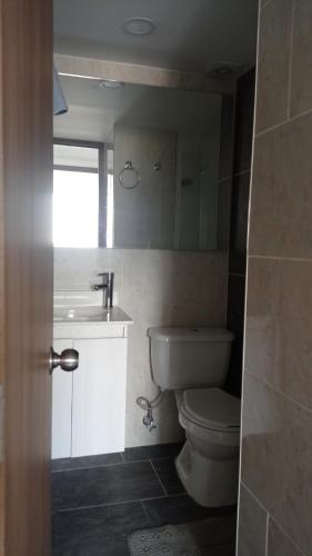 ein Bad mit einem WC und einem Waschbecken in der Unterkunft Travelers home in Bello