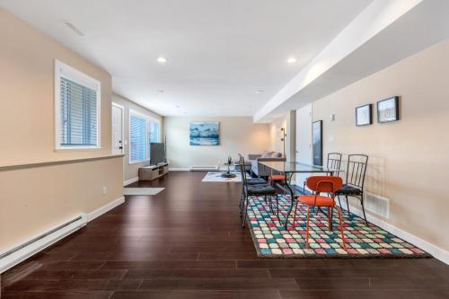 Explore Delta from Deluxe 2B/2B basement – Photos 2