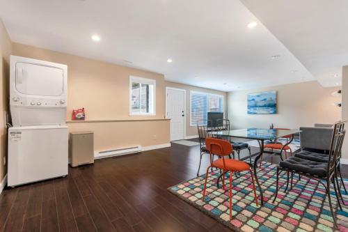 Explore Delta from Deluxe 2B/2B basement – Photos 3