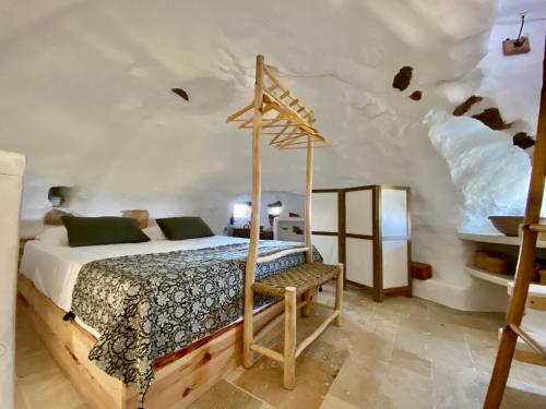 ein Schlafzimmer mit einem Bett und einer weißen Decke in der Unterkunft Tour Génoise Micalona, Domaine de l'Oglisatru in Olmeto