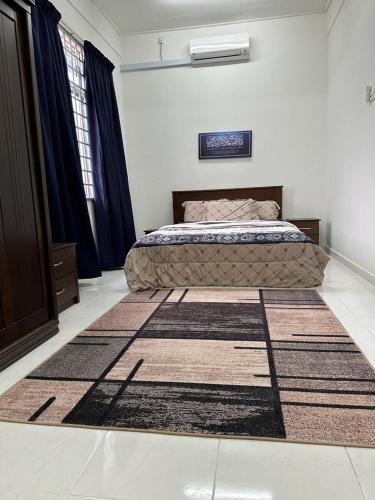 Ένα ή περισσότερα κρεβάτια σε δωμάτιο στο HOMESTAY KAK NAA