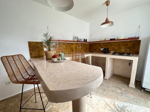 kuchnia ze stołem i krzesłami w pokoju w obiekcie Home with a sea view w mieście As-Suwajra
