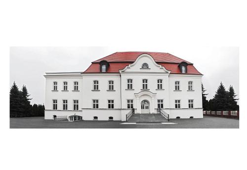 a large white house with a red roof at Palazzo Adler Swarzędz in Swarzędz