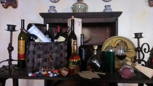 un montón de botellas de vino en una mesa en El Huésped del Sevillano AR, en Lagartera
