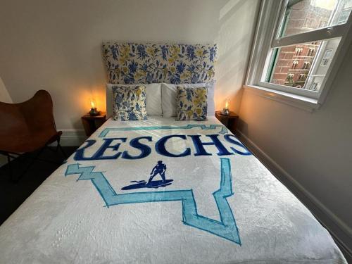 a bedroom with a bed with ansics sign on it at The Resch House in Sydney