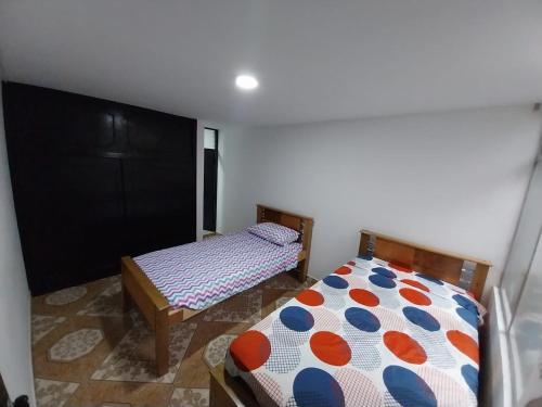 1 Schlafzimmer mit 2 Betten in einem Zimmer in der Unterkunft Los balcones ll in Medellín