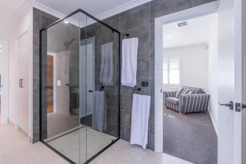 um chuveiro de vidro num quarto com um sofá em Yarra Valley Escape em Healesville