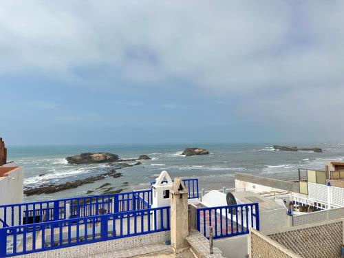 エッサウィラにあるHome with a sea viewの青い柵から海の景色
