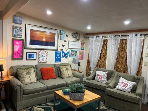 a living room with two couches and a table at Bonne Nuit Weeki Wachee in Weeki Wachee