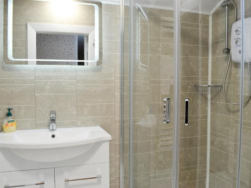 een badkamer met een wastafel en een douche bij Balnowlart Lodge in Ballantrae