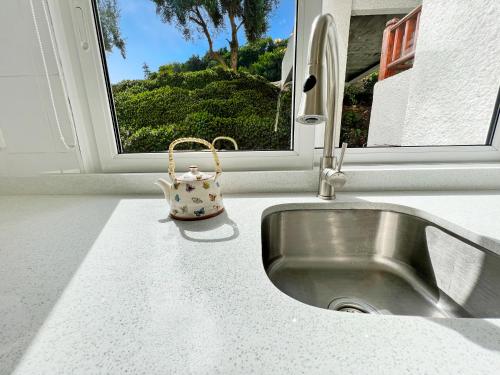a kitchen counter with a sink and a window at *1era Línea 1er Piso* Jardín, Playa, Piscinas 6p in Puerto Velero