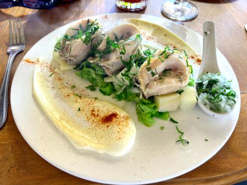 a plate of food with oysters and vegetables on a table at *1era Línea 1er Piso* Jardín, Playa, Piscinas 6p in Puerto Velero