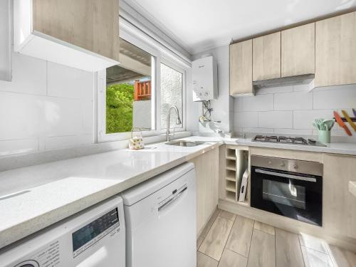 a kitchen with white appliances and a window at *1era Línea 1er Piso* Jardín, Playa, Piscinas (2p) in Puerto Velero
