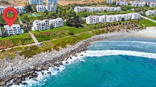 an aerial view of a beach with a red marker at *1era Línea 1er Piso* Jardín, Playa, Piscinas (2p) in Puerto Velero