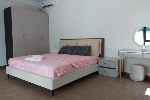 una camera con un grande letto e un lavandino di 2 Room Forest City Villa near Golf Resort w Netflix a Johor Bahru