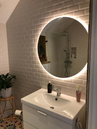 uma casa de banho com um lavatório e um espelho em Villa Kattrumpan em Kalmar