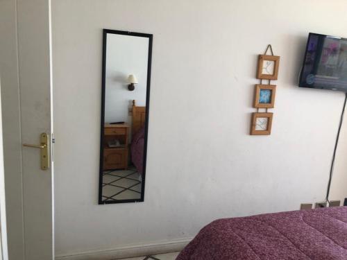 a mirror on a wall next to a bedroom at Departamento Playa Paraiso in Concón