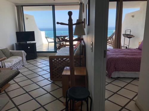 sala de estar con vistas al océano en Departamento Playa Paraiso, en Concón