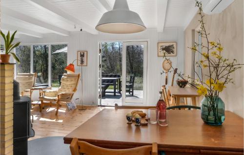 - un salon avec une table et une salle à manger dans l'établissement Beautiful Home In Rrvig With Wifi, à Rørvig