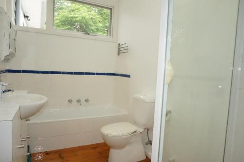 La salle de bains est pourvue de toilettes, d'une baignoire et d'un lavabo. dans l'établissement Dinghys Rest, à Queenscliff