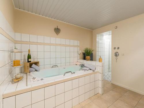 duża łazienka z wanną w pokoju w obiekcie Cozy holiday home in Gedinne in the heart of the Ardennes w mieście Gedinne
