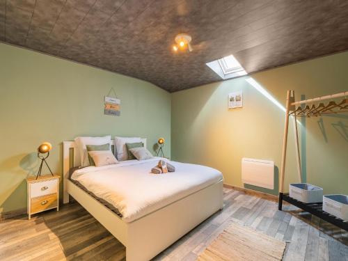 sypialnia z łóżkiem w pokoju z zielonymi ścianami w obiekcie Cozy holiday home in Gedinne in the heart of the Ardennes w mieście Gedinne