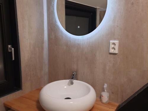 ein Badezimmer mit einem weißen Waschbecken und einem Spiegel in der Unterkunft Cozy holiday home in a unique location in Winterberg in Winterberg