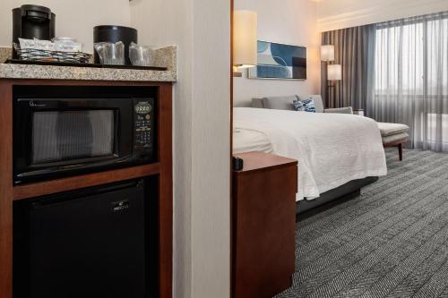 Courtyard Mankato Hotel & Event Centerにあるベッド