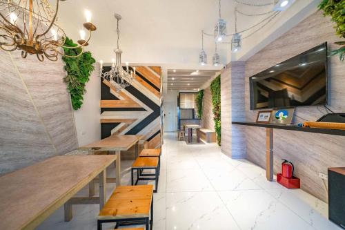um restaurante com mesas de madeira e escadas num quarto em 花蓮雲朵朵民宿 電梯 陽台 停車處 em Jian