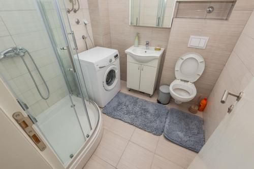 塞拉耶佛的住宿－HAFSA apartments Sarajevo City view，浴室配有卫生间、盥洗盆和淋浴。