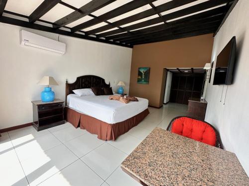 Telewizja i/lub zestaw kina domowego w obiekcie HOTEL TESORO BEACH