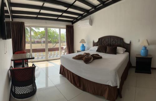 Łóżko lub łóżka w pokoju w obiekcie HOTEL TESORO BEACH