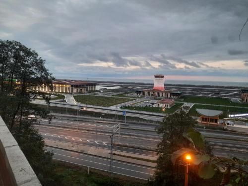 Blick auf eine Stadt mit einem hellen Haus und einer Straße in der Unterkunft CANOKA SUİT 