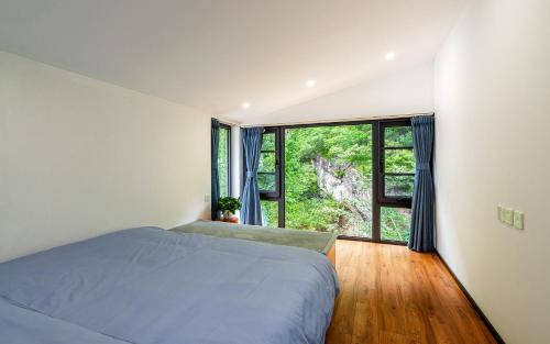 Postel nebo postele na pokoji v ubytování Starstay Wuling Mountain B&B