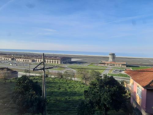 - une vue sur un bâtiment avec un silo au loin dans l'établissement CANOKA SUIT, 