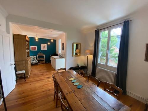 salon z drewnianym stołem i dużym oknem w obiekcie Villa calme et spacieuse près de la plage, avec jardin et WIFI à Villers-sur-Mer - FR-1-712-53 w mieście Villers-sur-Mer