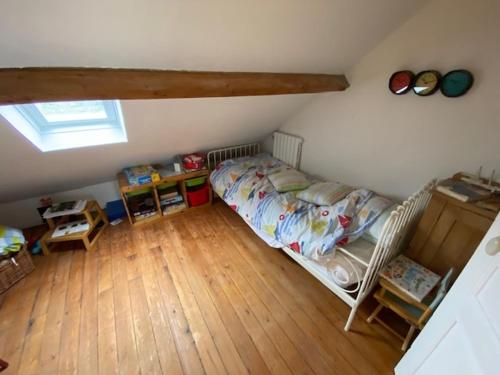sypialnia z łóżkiem i drewnianą podłogą w obiekcie Villa calme et spacieuse près de la plage, avec jardin et WIFI à Villers-sur-Mer - FR-1-712-53 w mieście Villers-sur-Mer