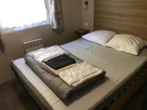 - deux lits dans une chambre dans l'établissement DOMAINE DE KERLANN-MH6PERS-2CH-grande terrasse-tout confort, à Pont-Aven