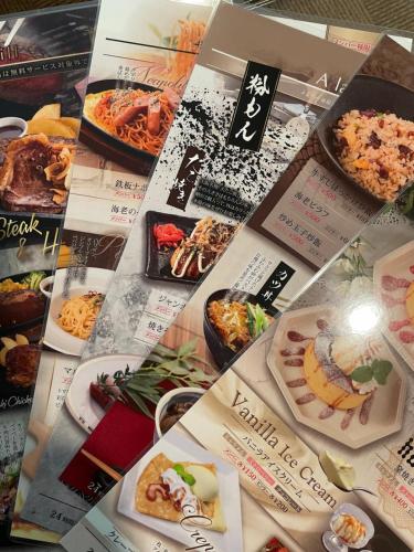 uma mesa com vários tipos diferentes de alimentos em Hotel 4Season em Miyazaki