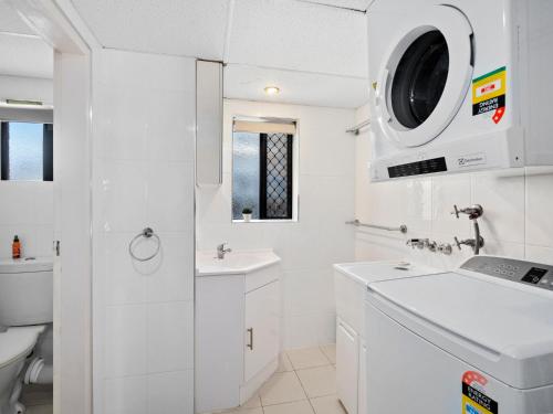 ein weißes Bad mit einem Waschbecken und einem WC in der Unterkunft Pacific Breeze - Hosted by Burleigh Letting in Gold Coast