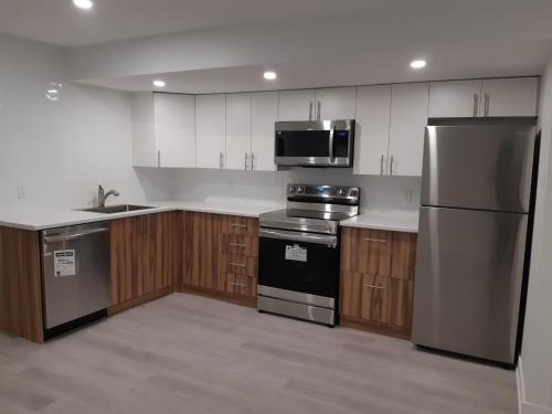 2 bedroom Unit with Full Kitchen and Bathroom