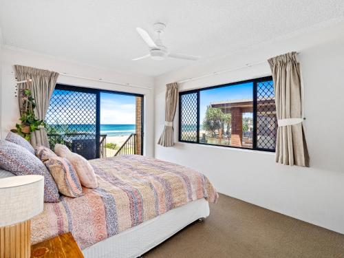 Schlafzimmer mit einem Bett und Meerblick in der Unterkunft Pacific Breeze - Hosted by Burleigh Letting in Gold Coast