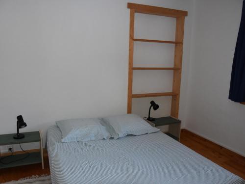 une chambre avec un lit avec deux lampes dessus dans l'établissement Charmant Rez-de-Jardin Proche Forêt, Centre et Pistes, 4 Pers, Parking Privé - FR-1-464-170, à Pralognan-la-Vanoise