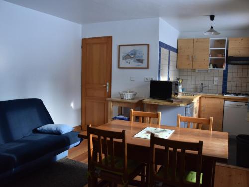 - une cuisine et une salle à manger avec une table et un canapé dans l'établissement Charmant Rez-de-Jardin Proche Forêt, Centre et Pistes, 4 Pers, Parking Privé - FR-1-464-170, à Pralognan-la-Vanoise
