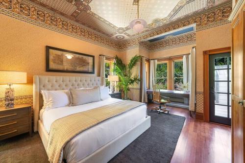 Un pat sau paturi într-o cameră la Luxurious Wine Country Estate