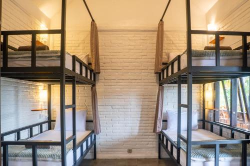 Una cama o camas en una habitación de In Da Lodge