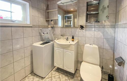 Ένα μπάνιο στο Beautiful Home In Hestra With Wifi