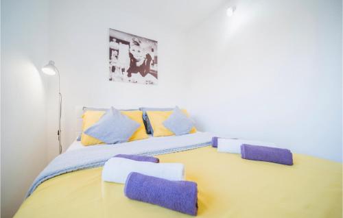 - une chambre avec un lit doté d'oreillers violets et jaunes dans l'établissement Awesome Apartment In Varazdin With House A Panoramic View, à Varaždin