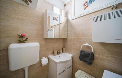 La petite salle de bains est pourvue de toilettes et d'un lavabo. dans l'établissement Awesome Apartment In Varazdin With House A Panoramic View, à Varaždin