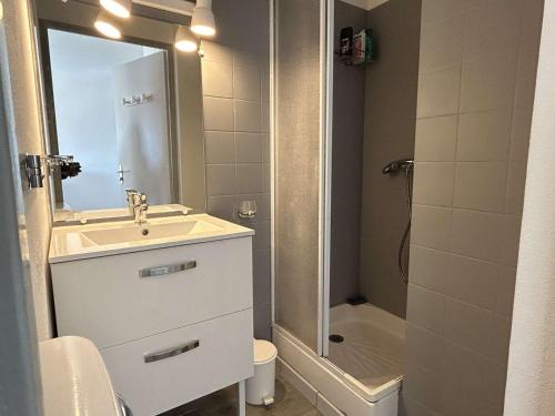 une salle de bain blanche avec un lavabo et une douche dans l'établissement Appt 2 pièces, 4 pers, terrasse, piscine, parking, proche plage - Gruissan - FR-1-229-859, à Gruissan